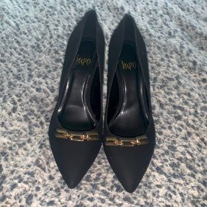 Womens size 8 heels. Black with gold chain. inpo